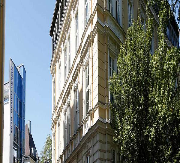 Direktionsgebäude des Münchener Verein mit Sicht auf Neubau in der Lessingstraße